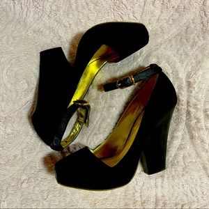 ARDEN B. Black faux suede platform peep toe wedge heel W 7.5